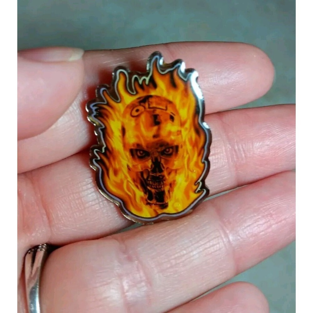 Vtg T2 3D Terminator 2 Universal Studios Flames Bot Skull Retro Metal Pin